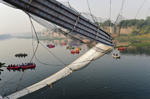 Al menos 137 muertos tras derrumbe de puente colgante en India