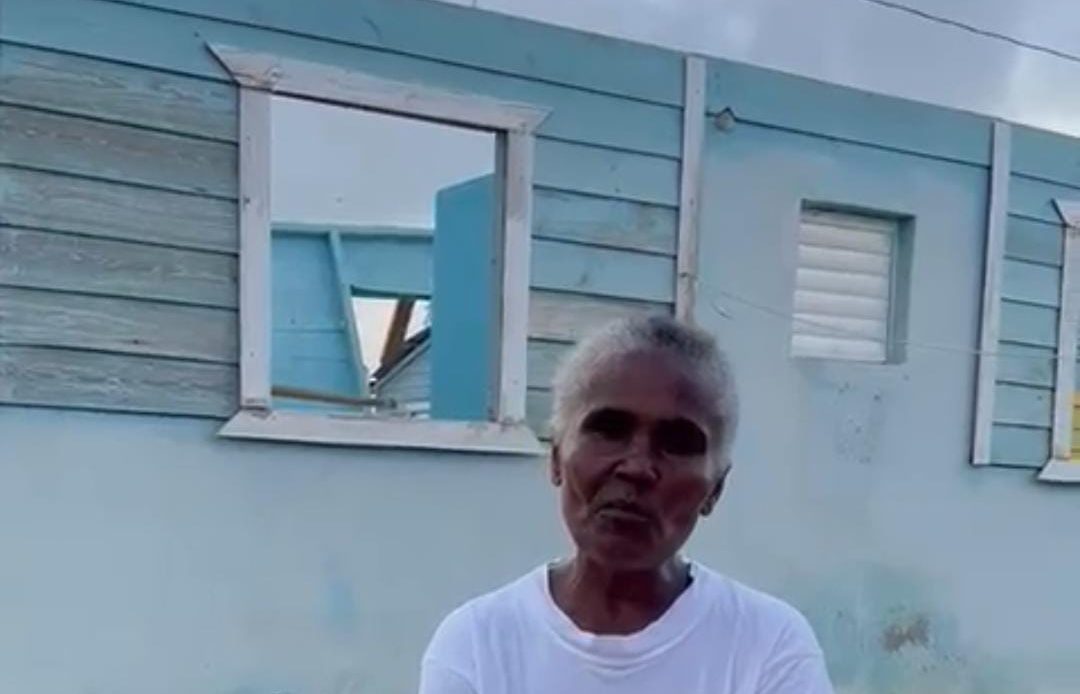Señora pide al presidente arreglo de su casa tras ser afectada por huracán Fiona