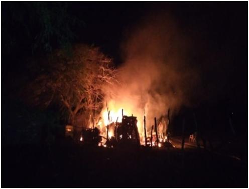 PN y Bomberos investigan origen incendio consumió dos viviendas en Valverde.