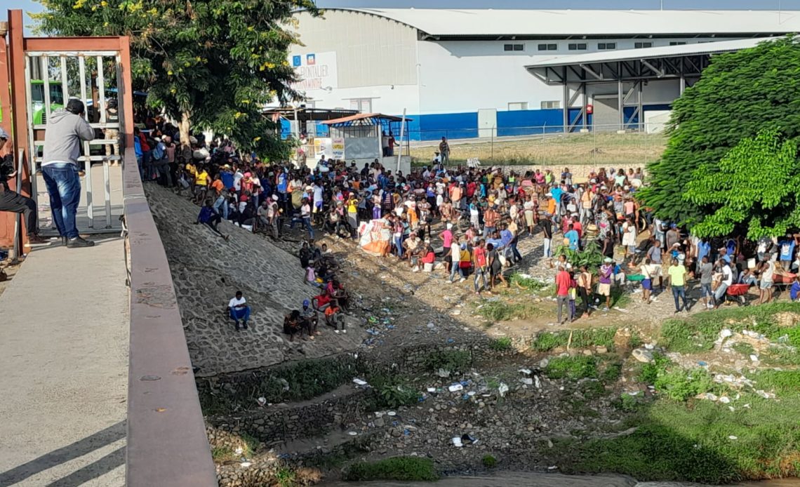 Camioneros mantienen bloqueada puerta Dajabón-Juana Méndez desde lado haitiano