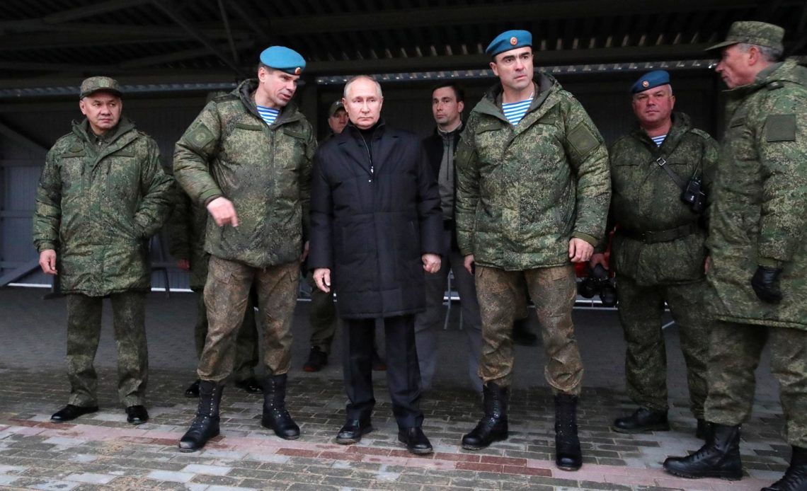 Putin visita movilizados cerca de Moscú y dispara un fusil de francotirador