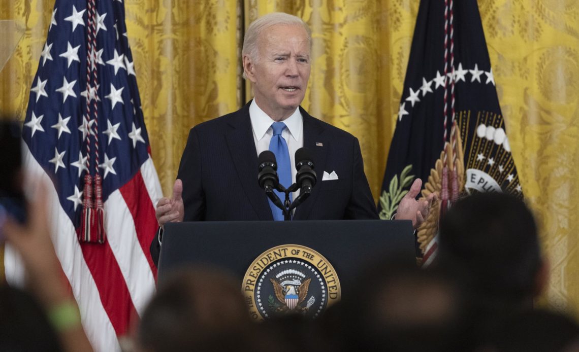 Biden promete que aprobará medidas contra autores de represión en Irán