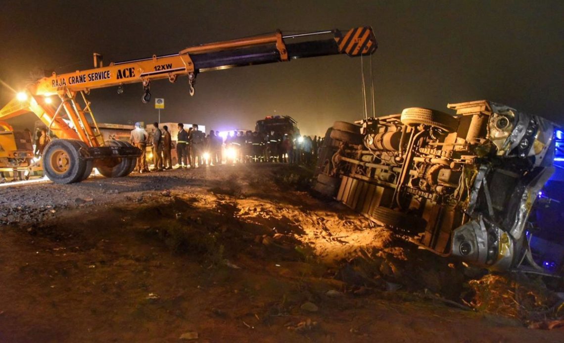 Al menos 31 muertos tras caer autobús por un desfiladero de India