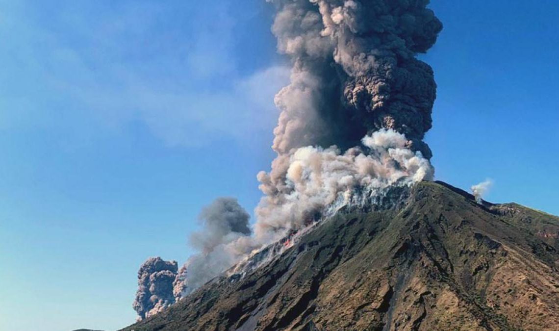 Impresionantes imágenes del volcán Estrómboli en Italia entrando en erupción