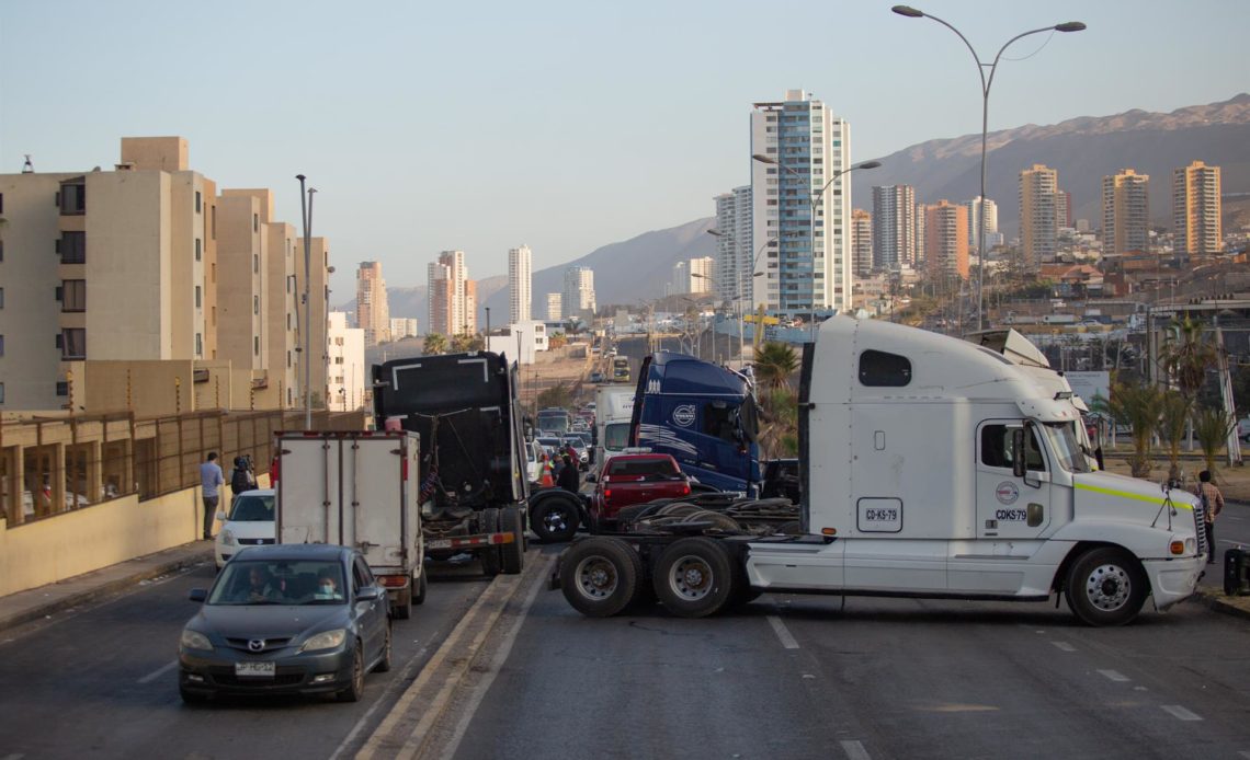 Camioneros chilenos inician paro indefinido por alza precio del combustible