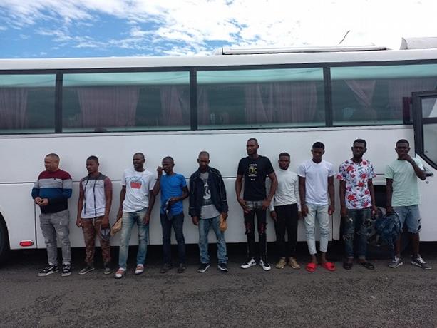 Migración detiene autobús con 23 haitianos que intentaban entrar a la capital ilegalmente