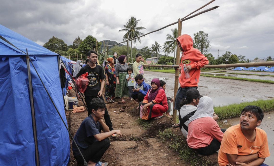 Se eleva a 318 los muertos por sismo en Indonesia