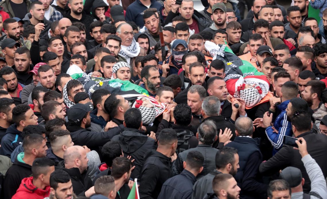 Cuatro palestinos muertos y una militar israelí herida en otra jornada de tensión