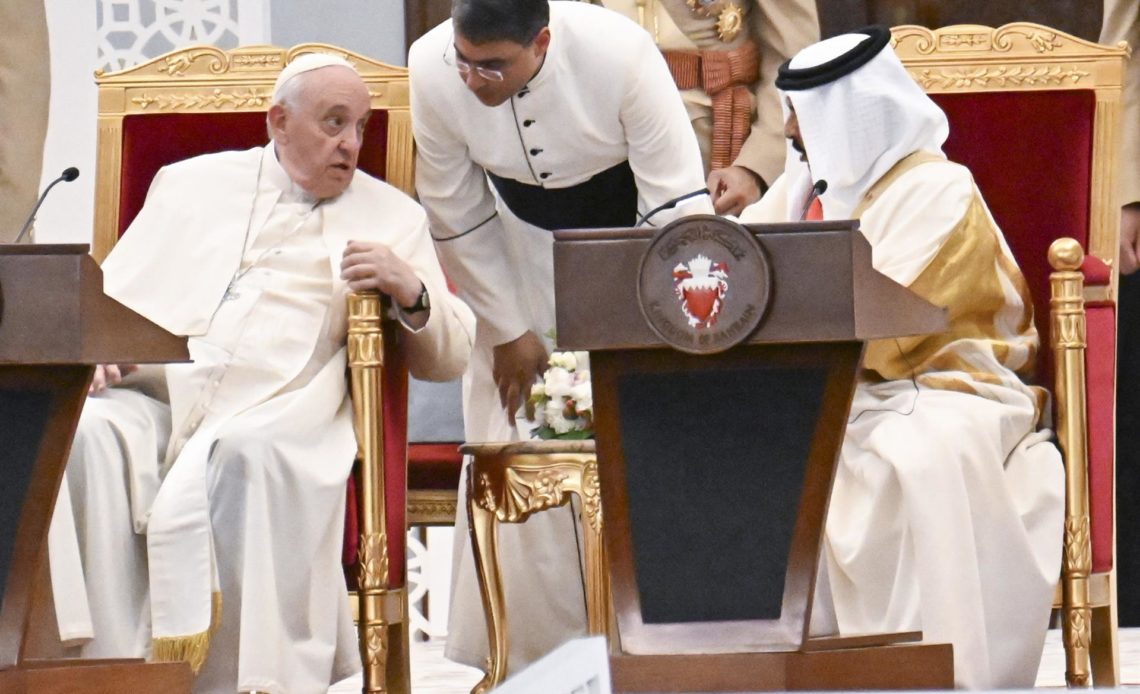 El papa pide en Baréin respeto a derechos humanos y rechazo a pena de muerte