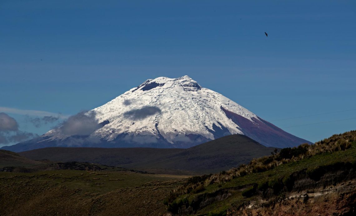 Volcán ecuatoriano Cotopaxi mantiene emanación de vapor y gases