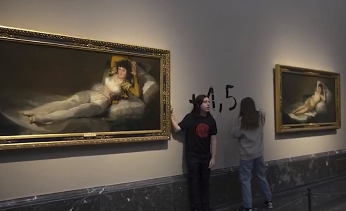 Detienen a dos activistas tras pegarse a dos cuadros de Goya en el Prado
