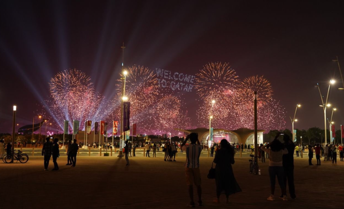 Miles de personas fueron testigos de los espectaculares fuegos artificiales en el FIFA Fan Festival de Doha para dar formal inicio al Mundial de Qatar 2022.