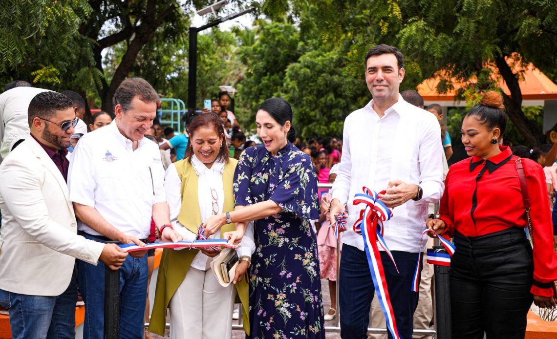 Primera dama, MICM y CEMEX Dominicana entregan parque en Salinas, Barahona