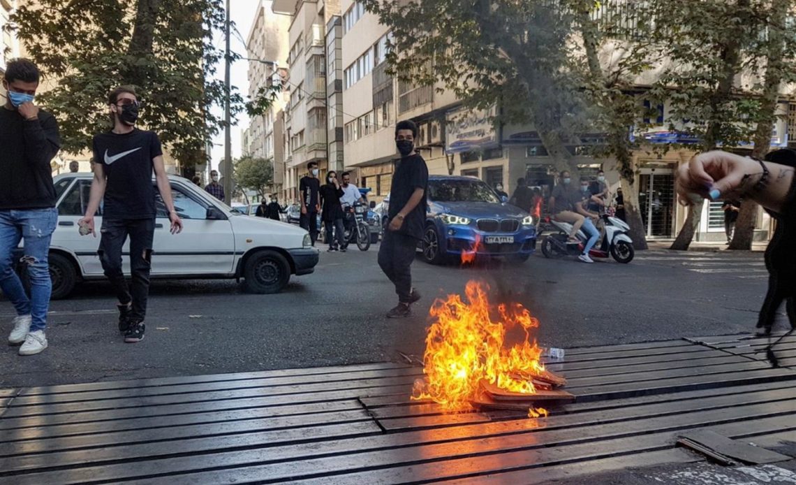 Suspenden Cancelan clases presenciales en ciudad iraní tras protestas y choques con policía
