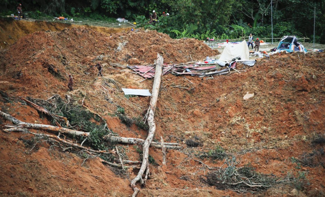 Se eleva a 24 muertos por avalancha en campin malasio; 9 desaparecidos