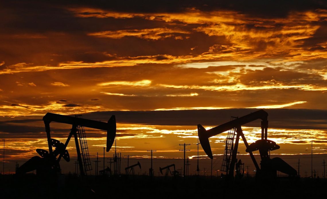 Petróleo de Texas baja y cierra en 77,49 dólares el barril