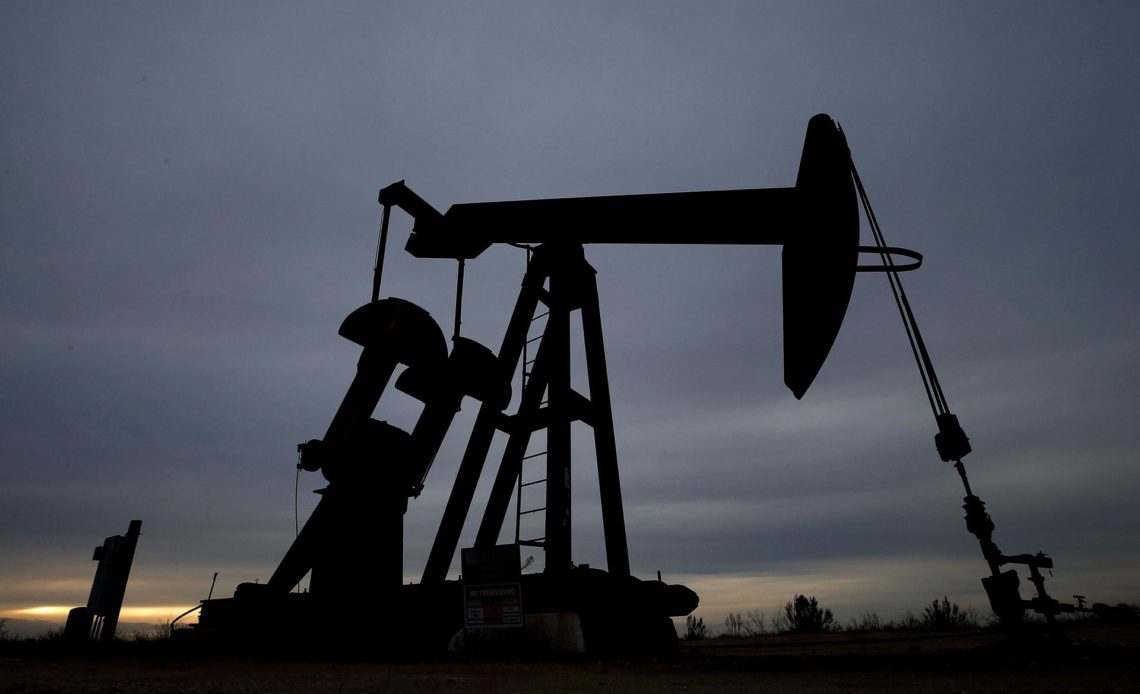 Petróleo de Texas baja y cierra en 71.46 dólares el barril
