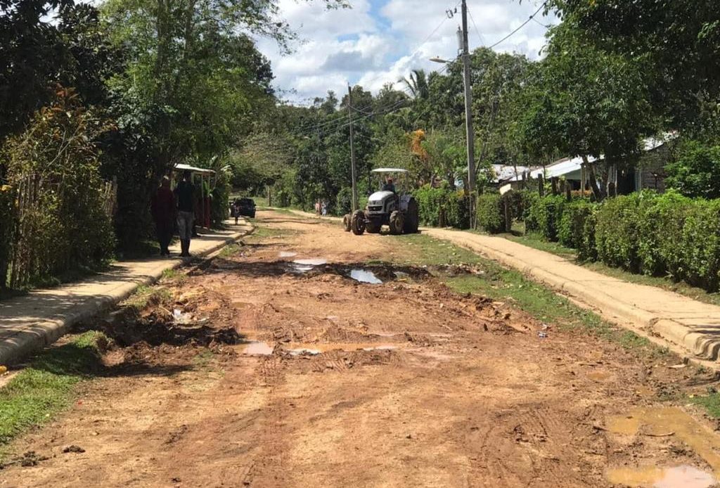 Residentes en Bayaguana denuncian mal estado de carretera; exigen arreglo