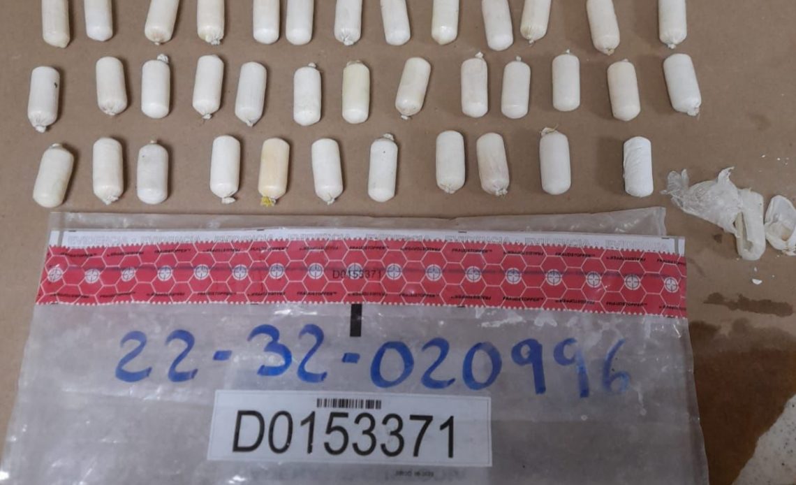 Detienen mula en el AILA con 489 bolsitas de cocaína en el estomago
