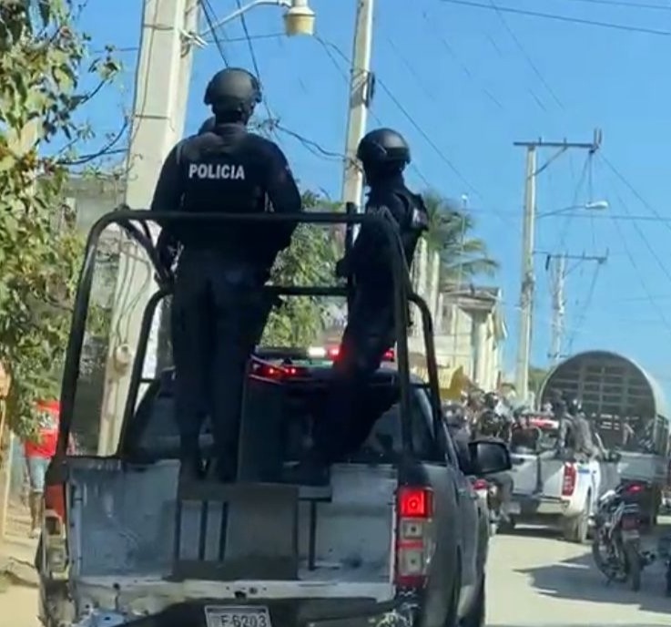 La Policía Nacional (PN) realizó la mañana de este jueves un amplio despliegue de agentes en el barrio Las Mercedes de Los Alcarrizos un día después de que una patrulla ultimara a seis integrantes de la banda "Los Papos Trenza". 