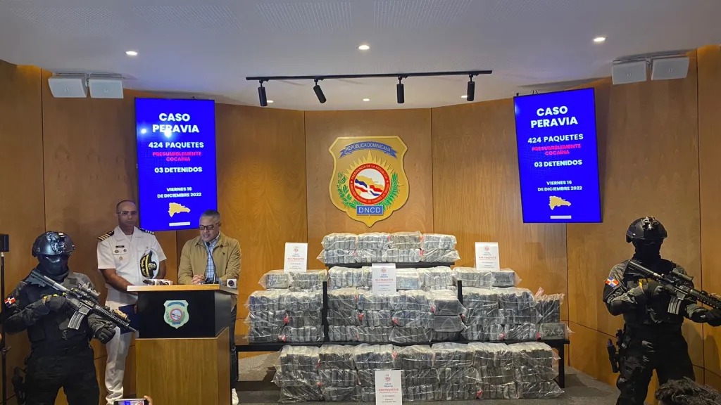DNCD ocupa 424 paquetes de cocaína en una lancha en las costas de Peravia