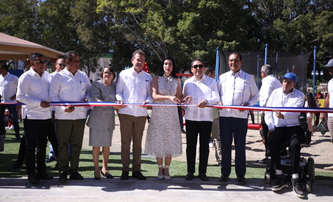Primera dama, MICM e Industrias San Miguel remozan Parque Central de Sabaneta
