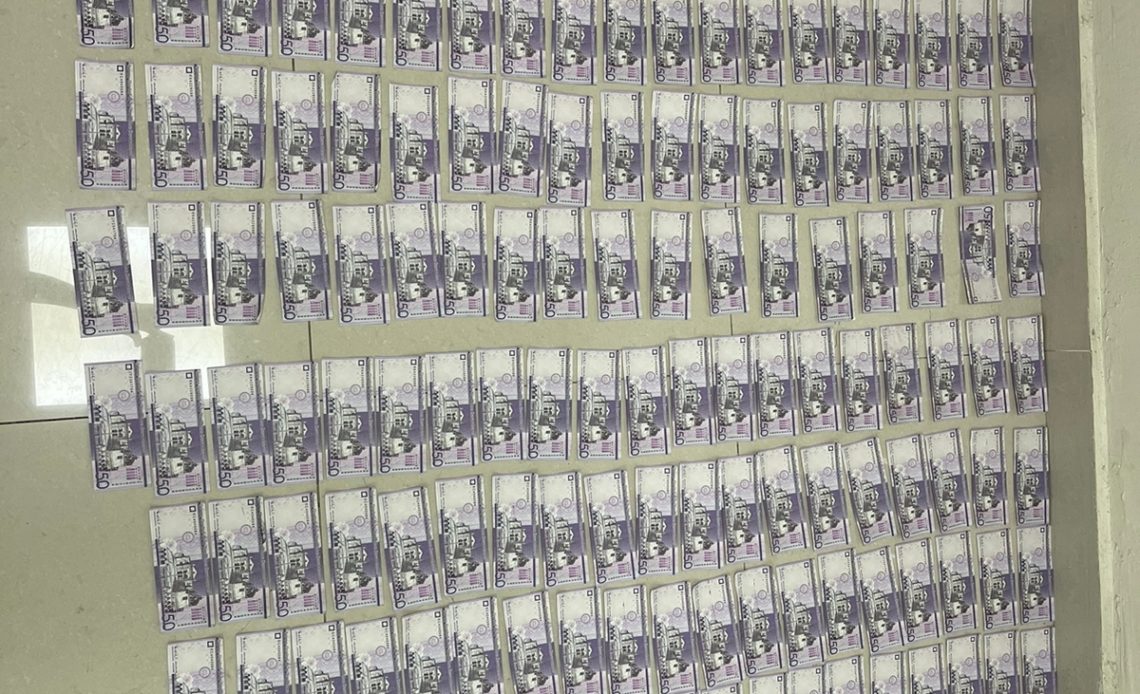 PN apresa dos hombres por falsificación monetaria; les ocupan 807 billetes presumiblemente falsos
