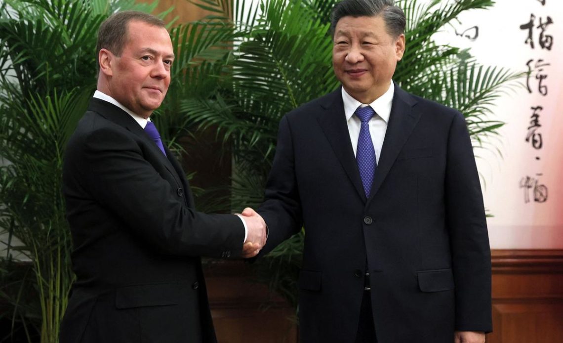 Xi Jinping pide “moderación” en Ucrania durante reunión con expresidente ruso