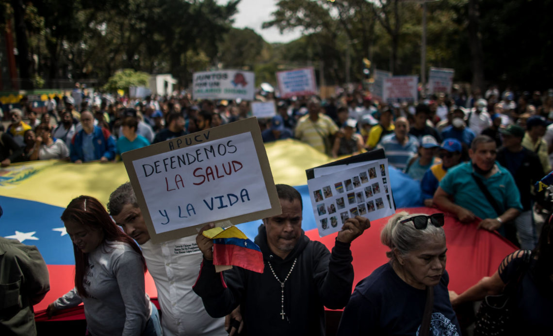 Empleados públicos venezolanos mantienen protestas exigiendo aumento salarial