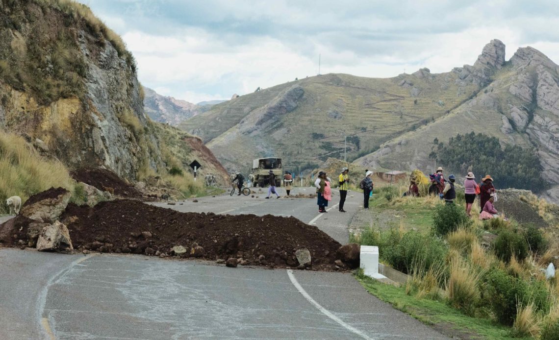 Otro paciente muere en carretera de Perú por bloqueo de manifestantes