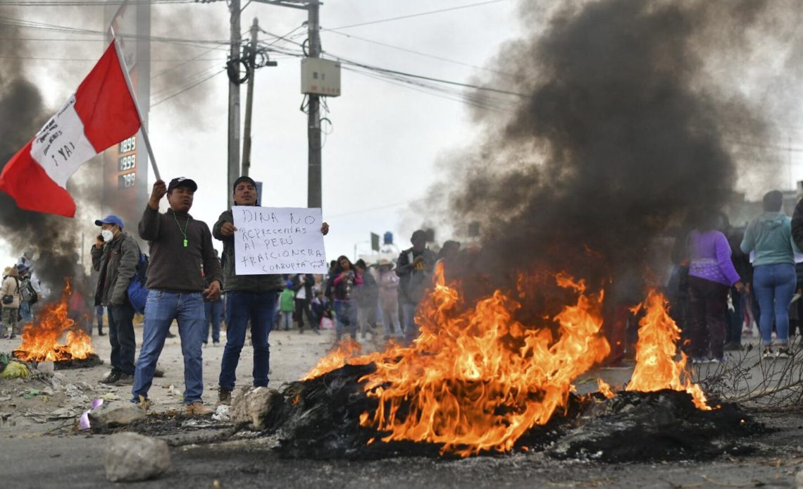 Fiscalía confirma que protestas en Perú han dejado 42 muertos y 329 detenidos