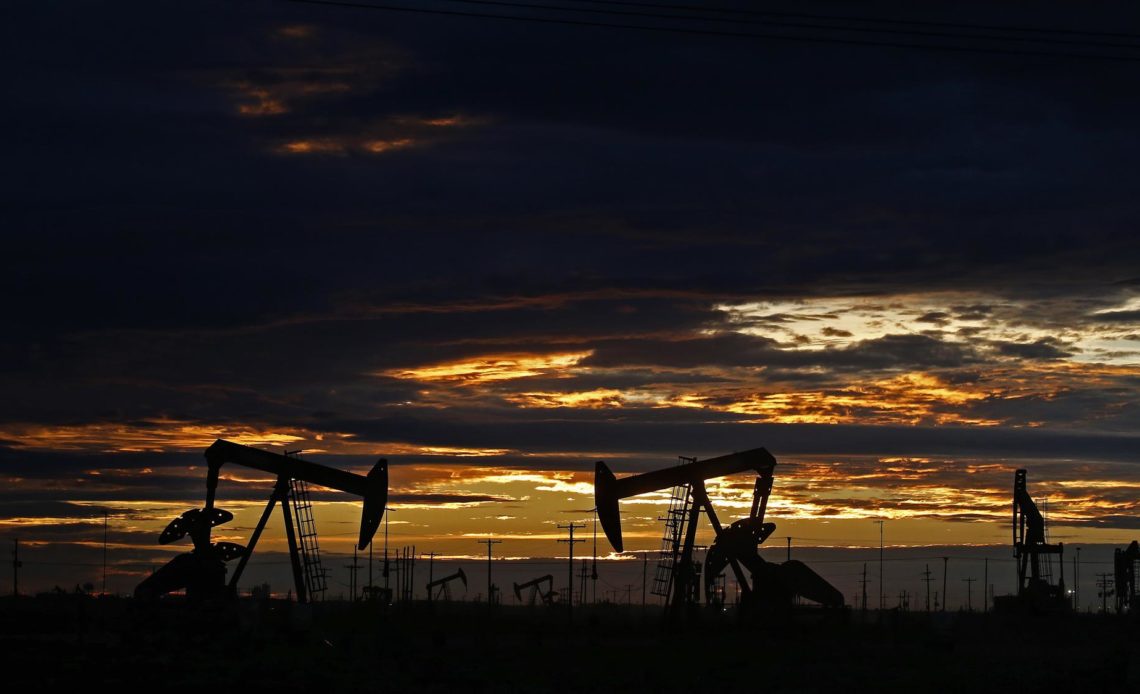 Petróleo de Texas abre por debajo de los 70 dólares, tras perder un 3.35 %