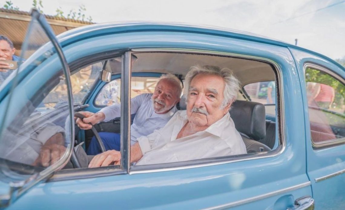 Paseando en coche por Uruguay, Lula gira una visita a Pepe Mujica