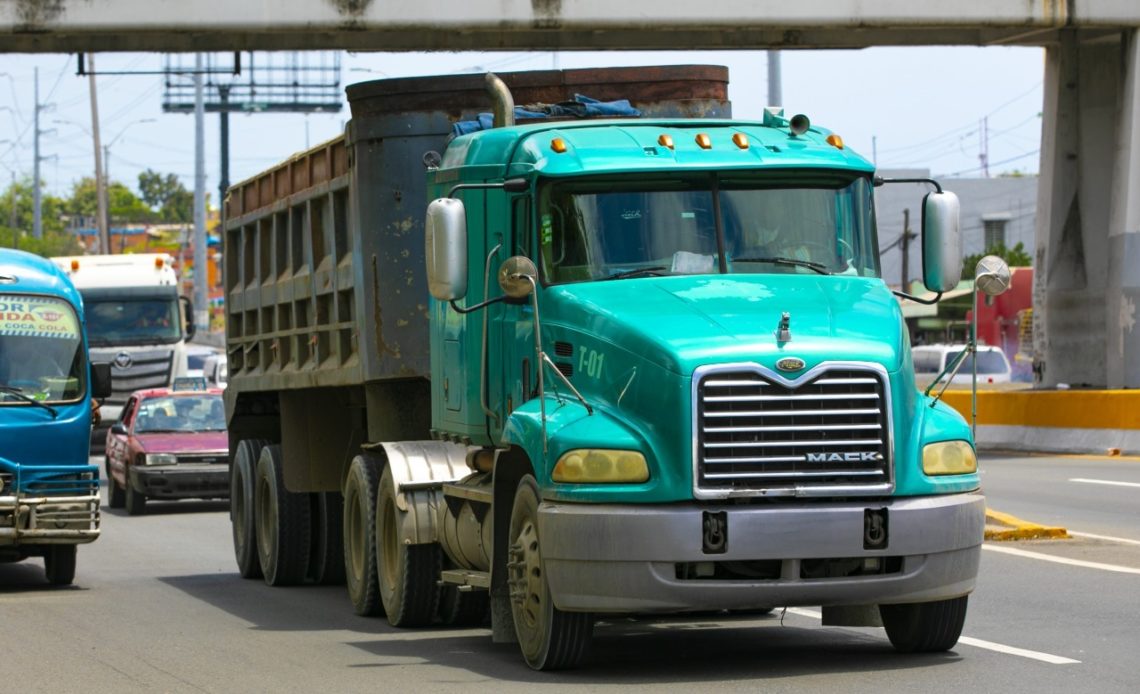 Camiones con más de tres ejes necesitarán permisos para transitar en zonas restringidas, según Intrant