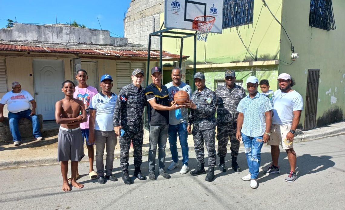 Policía dona equipo de baloncesto