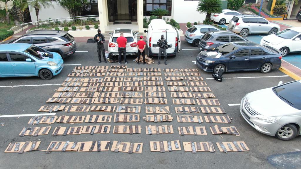 DNCD arresta dos hombres con 320 láminas de cocaína en SDE