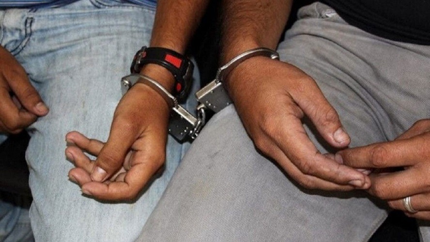 DICAT apresa a dos hombres por presunta estafa vía redes sociales en Bahoruco