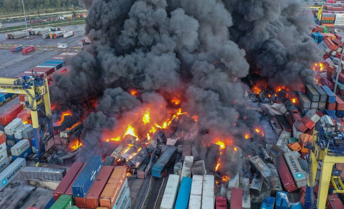 Incendio del puerto de Alejandreta complica llegada de ayuda tras sismo
