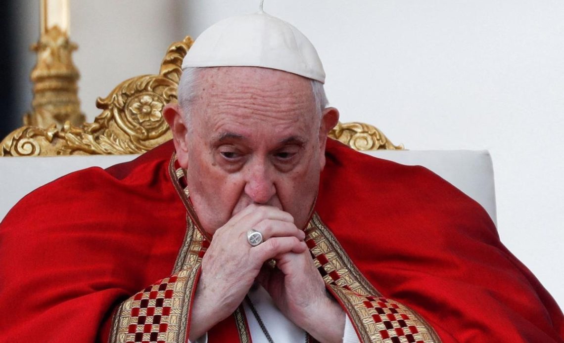 Salud del papa Francisco “mejora progresivamente” y sigue el tratamiento