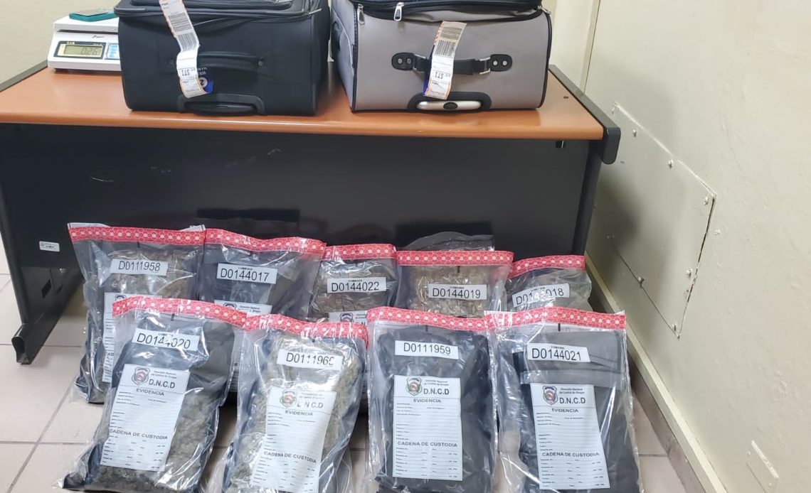 DNCD arresta extranjero en Aeropuerto del Cibao con 21 paquetes de presunta marihuana