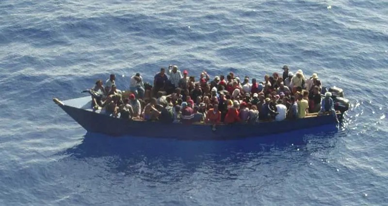 Decenas de migrantes desaparecidos en un naufragio frente a costas libias