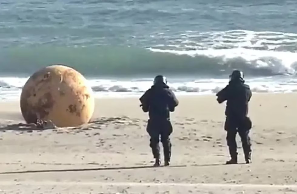 Bola gigante apareció en playa de Japón y hay desconcierto en las autoridades