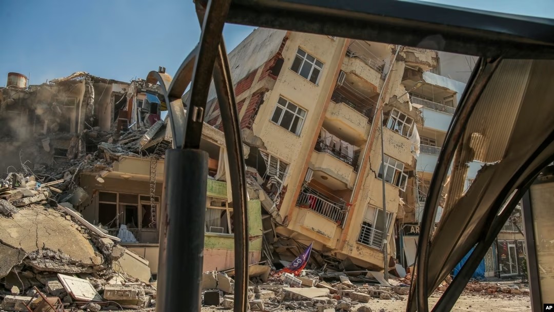 Turquía: Nuevo sismo derriba construcciones; hay un muerto