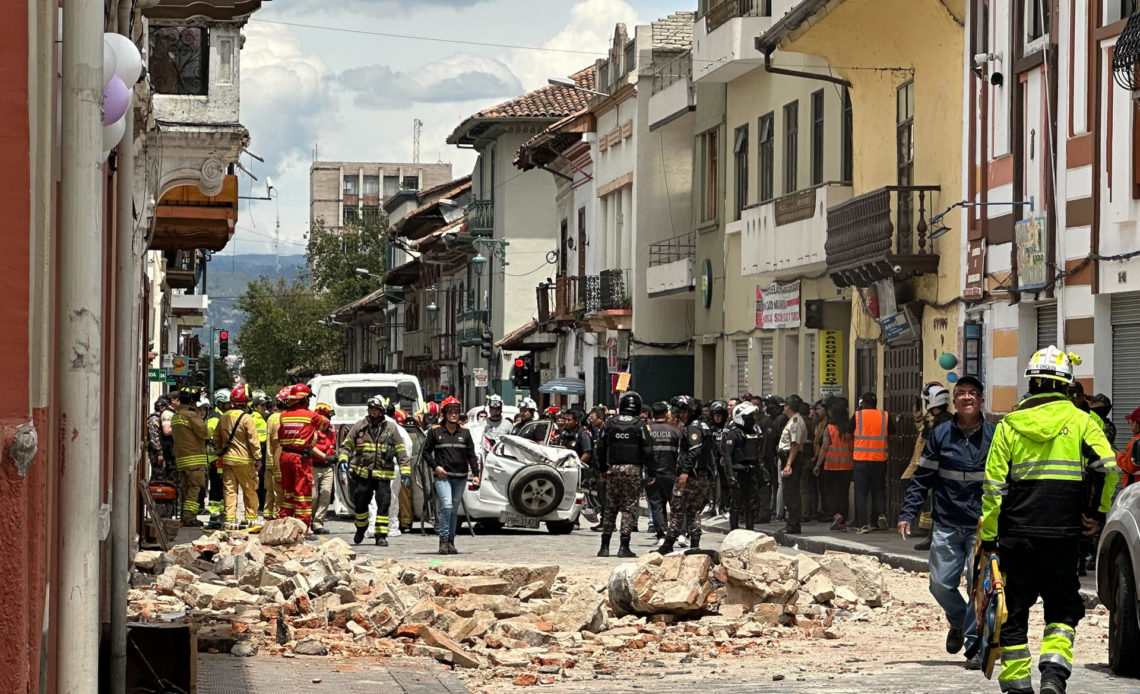 Se eleva a cuatro los fallecidos tras sismo de 6.5 en Ecuador