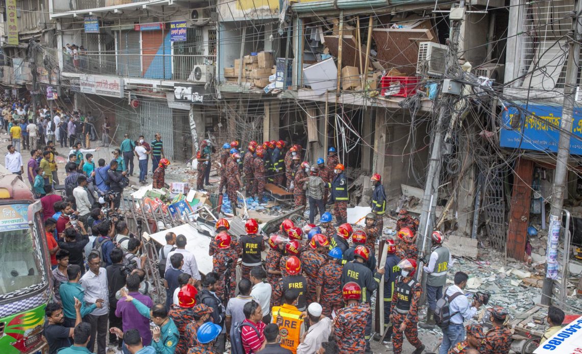 Al menos 15 muertos y 39 heridos en una explosión en un edificio de Bangladesh