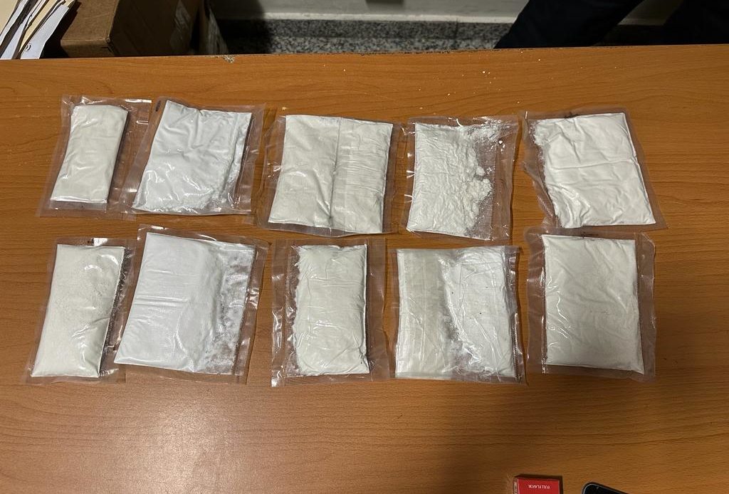 DNCD detiene extranjero en el AILA con faja de presunta cocaína