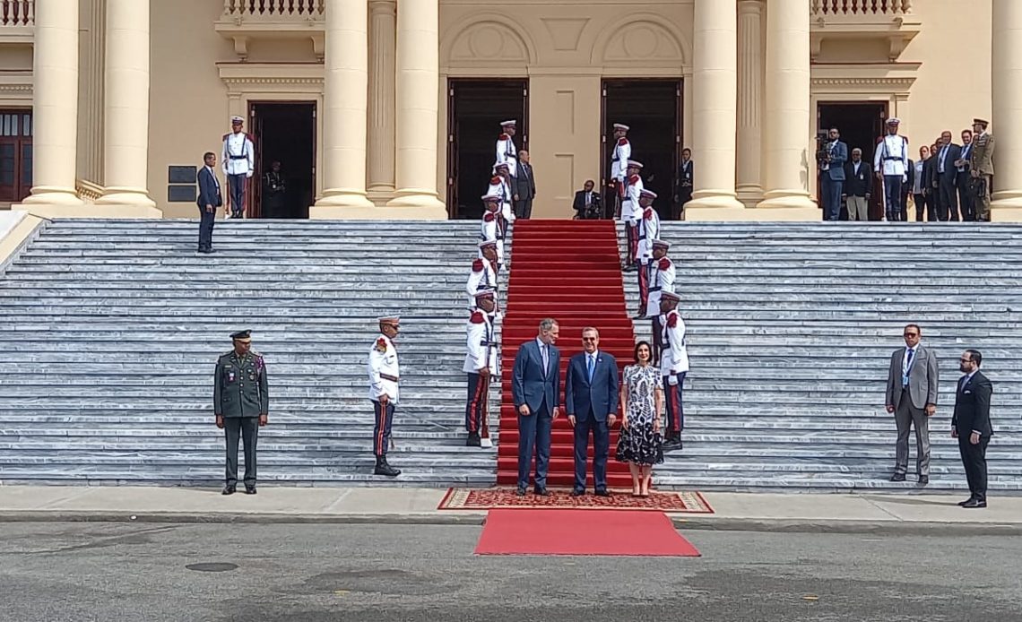 Rey Felipe VI llega al Palacio Nacional y es recibido por Luis Abinader