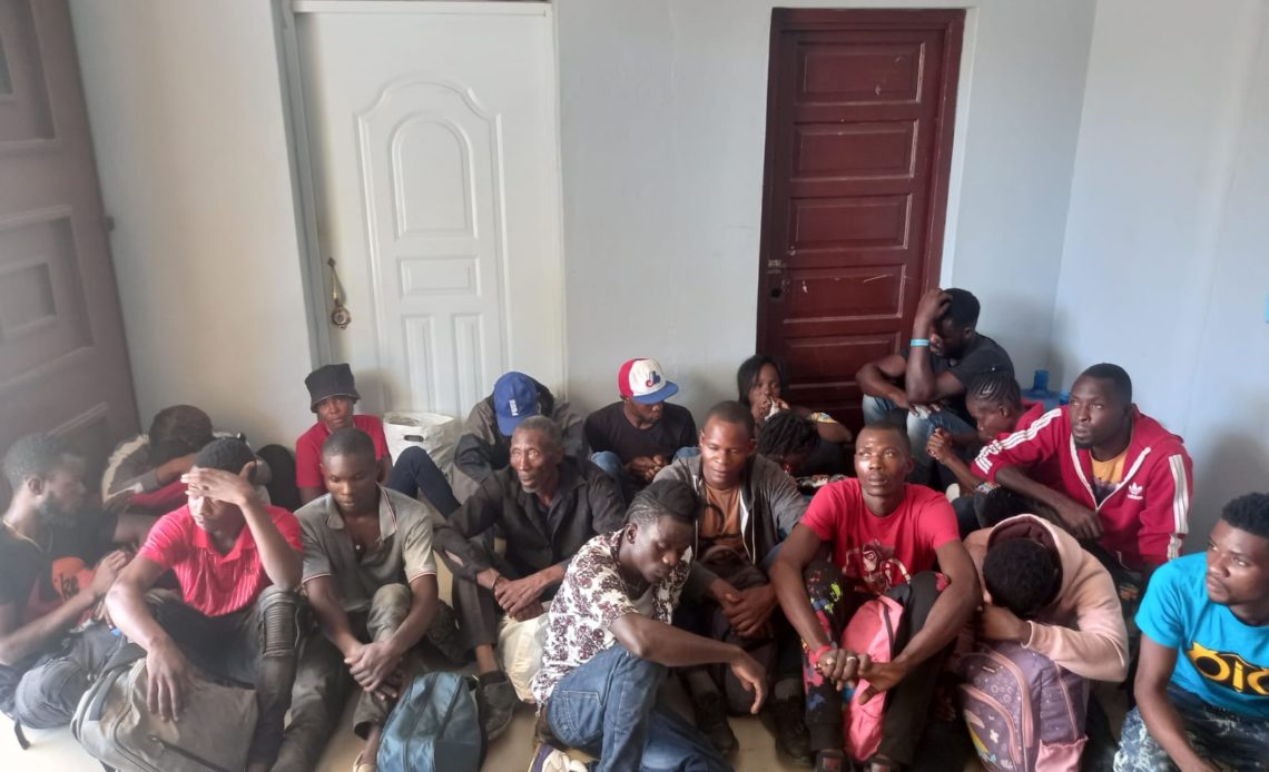Autoridades apresan a chófer transportaba 27 haitianos ilegales a Santiago