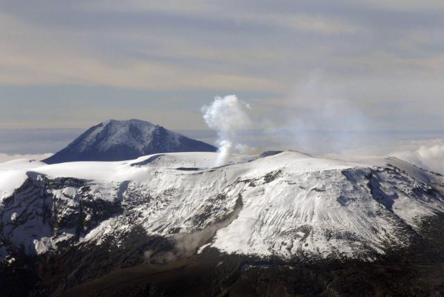 Autoridades colombianas aceleran preparativos ante posible erupción volcánica
