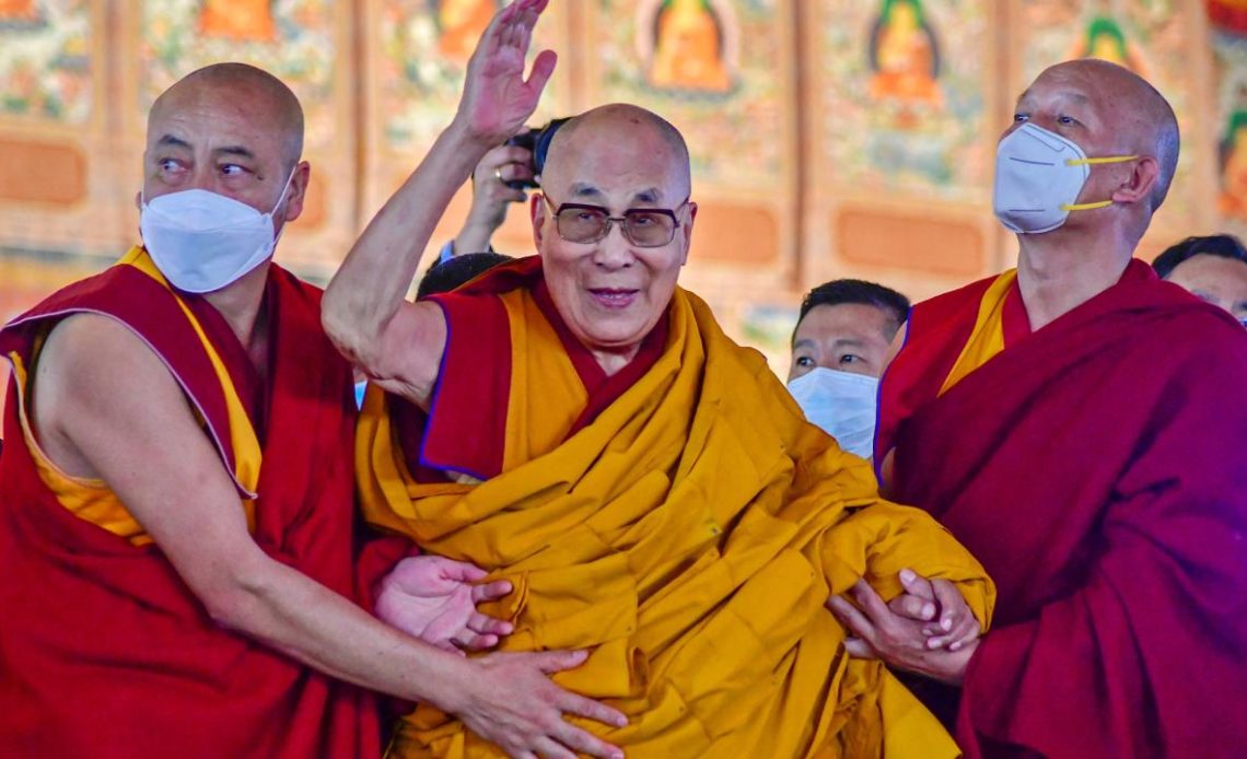 Dalái lama reaparece en una cumbre budista tras escándalo